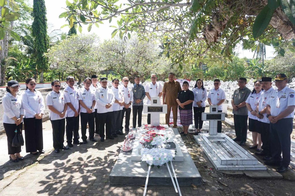 Gubernur Olly Dondokambey Ziarah ke Makam C. J Rantung