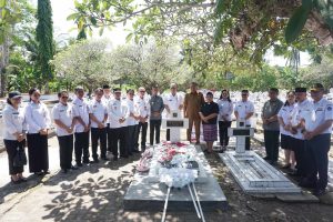 Gubernur Olly Dondokambey Ziarah ke Makam C. J Rantung