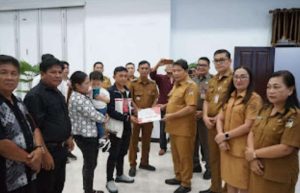 Pj Bupati Minahasa Beri Bantuan Korban Kebakaran dan Stunting