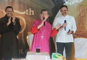 Duet Uskup Manado dan Denny Tuejeh di Pesta Imamat ke-25